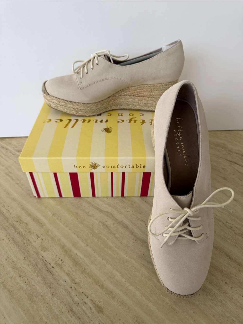 NEW Bettye Muller Concept Women's Regina Platform Shoes Size 8.5 Cream Casual